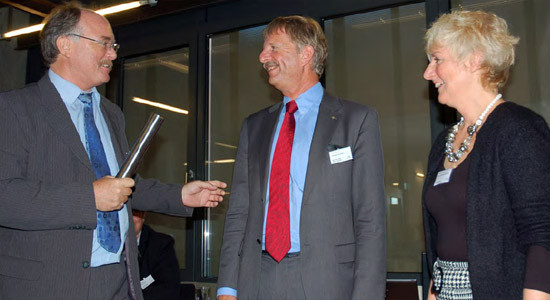 Übergabe des Staffelstabes von Dr. Ulrich Güttler (links) an Frau Schierholz-Heilmann (AIV Hildesheim, DAI Tag 2011)